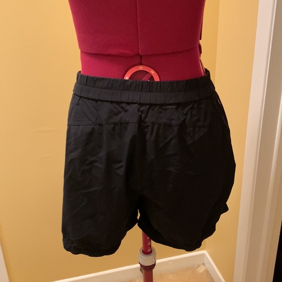 Titika Shorts with contrasting zipper pockets - Picture 5 of 6